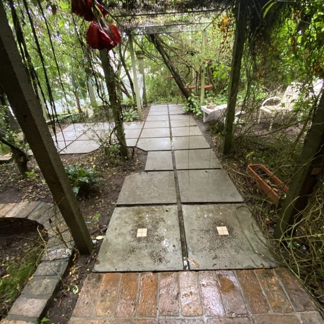 Pátio e calçada após limpeza